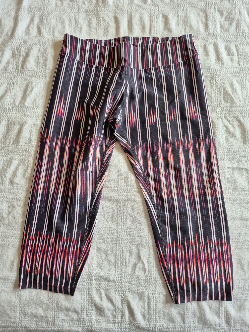 Calvin Klein women's XL capri leggings, quick dry gray, white pink orange, EUC
